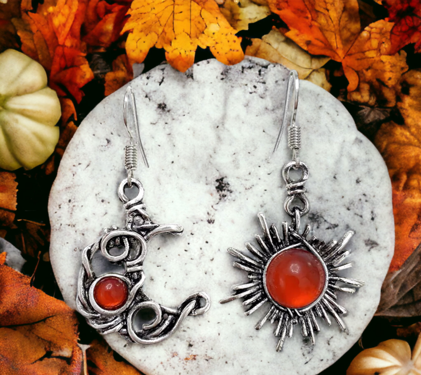 Boucles d'oreilles Celtique Soleil et Lune avec gemme artificielle Rouge de Style Nordique, faites à la main Cadeau Original Idéal Cadeau