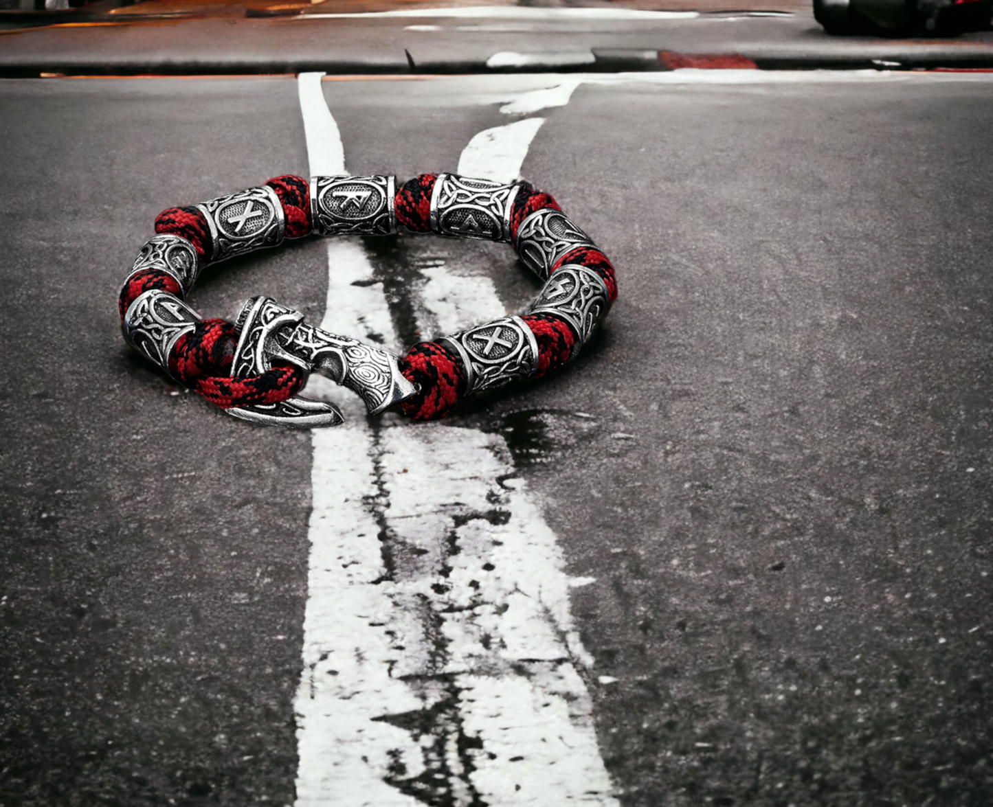 Bracelet Runes Celtique , en Paracorde Rouge et Noir, fait à la main Idéal Cadeau Original