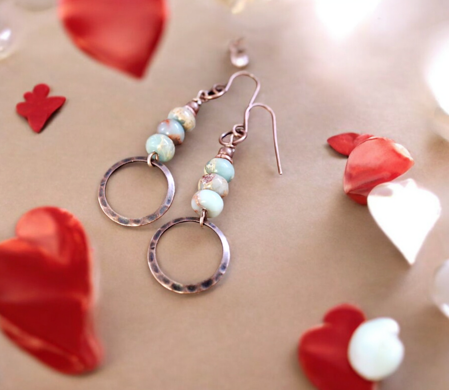 Boucles d'oreilles Perlées en Opales Africaine et Cuivre martelé de style Bohème, faites à la main Idéal Cadeau Original