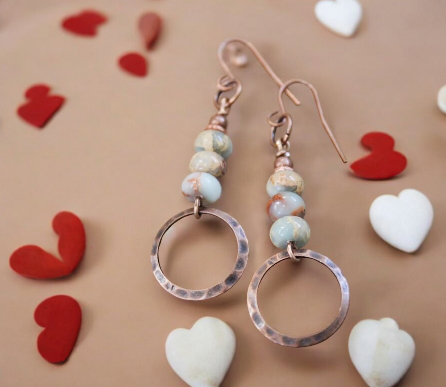 Boucles d'oreilles Perlées en Opales Africaine et Cuivre martelé de style Bohème, faites à la main Idéal Cadeau Original