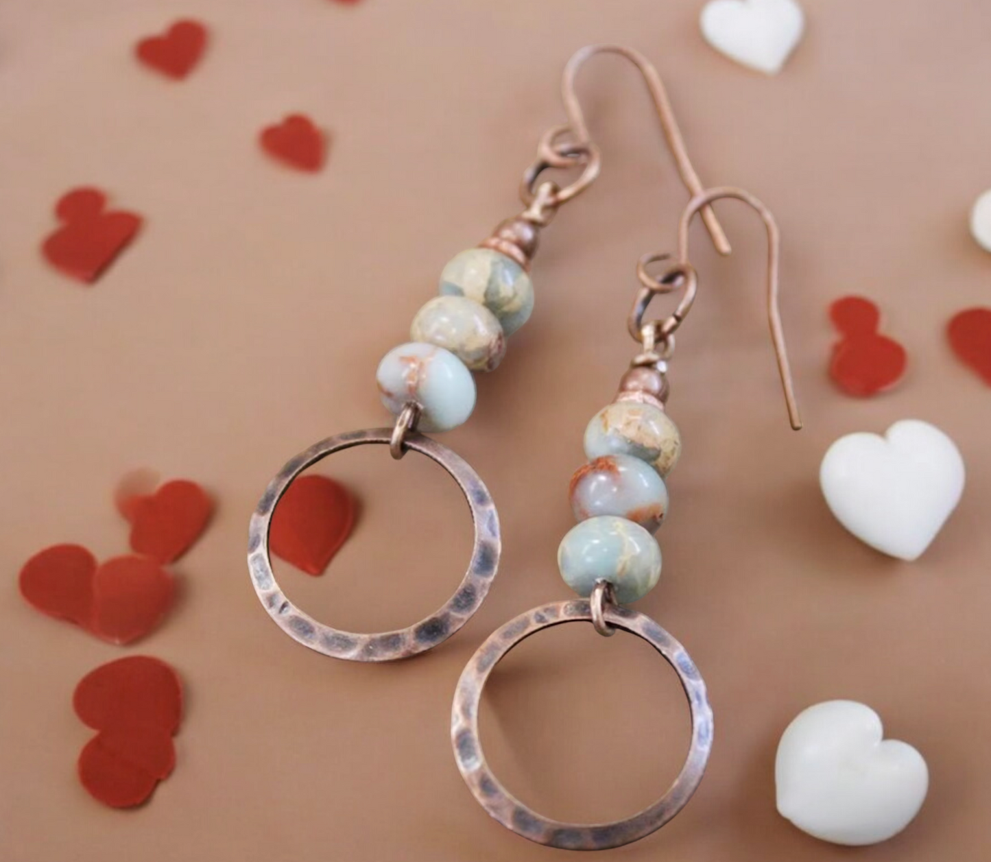 Boucles d'oreilles Perlées en Opales Africaine et Cuivre martelé de style Bohème, faites à la main Idéal Cadeau Original