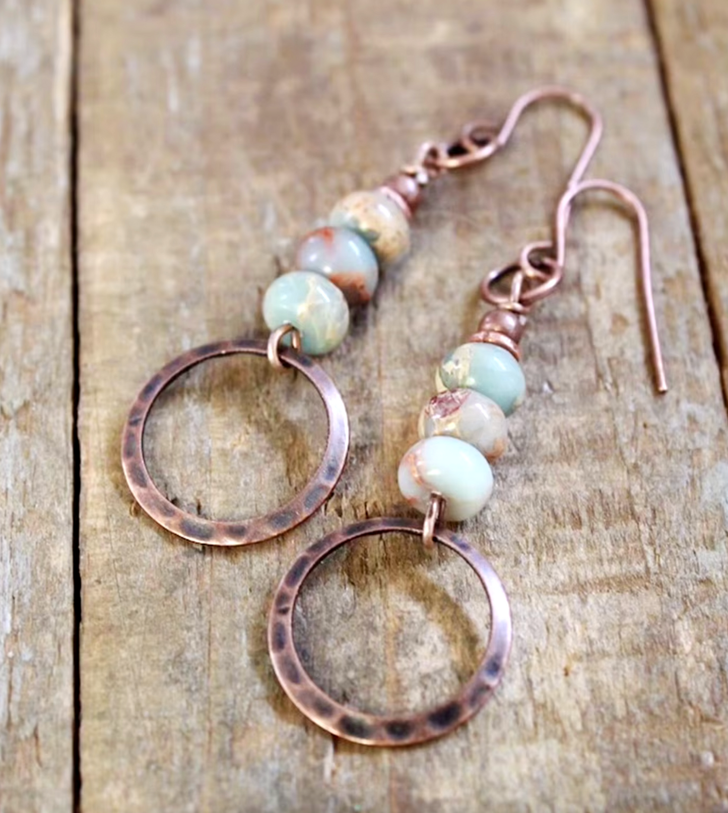 Boucles d'oreilles Perlées en Opales Africaine et Cuivre martelé de style Bohème, faites à la main Idéal Cadeau Original