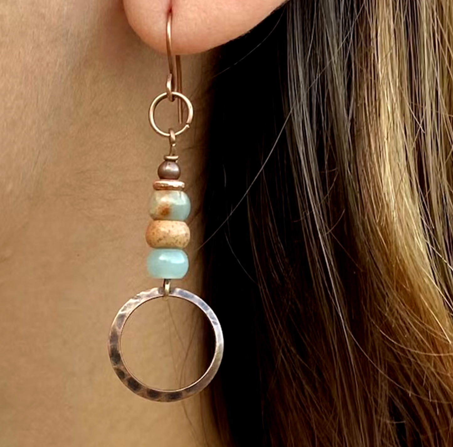 Boucles d'oreilles Perlées en Opales Africaine et Cuivre martelé de style Bohème, faites à la main Idéal Cadeau Original
